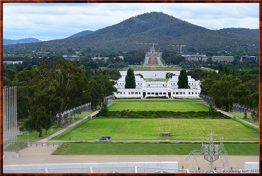 

Canberra - Parliament House
Uitzicht op Australian War Memorial en Mount Ainslie vanaf het dak  -  25/69