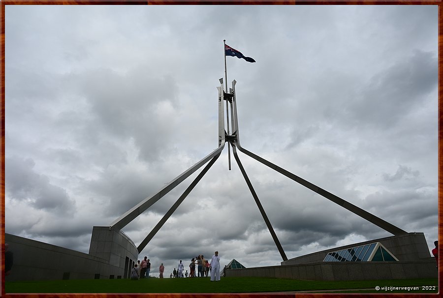 

Canberra - Parliament House
Vlaggenmast met vlag, gezien vanaf het grasdak  -  26/69