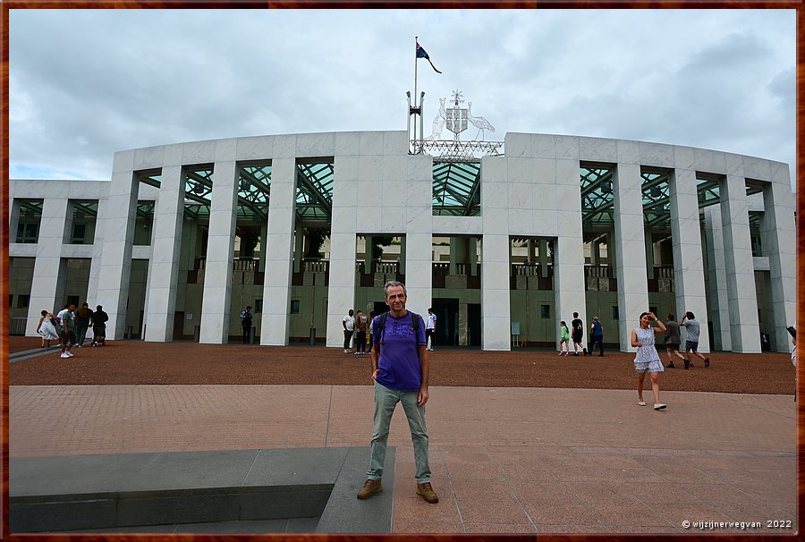 

Canberra - Parliament House
De rode grond, het mozaek en de vijver van het voorplein staan symbool voor het Australische landschap en de oorspronkelijke bewoners  -  29/69