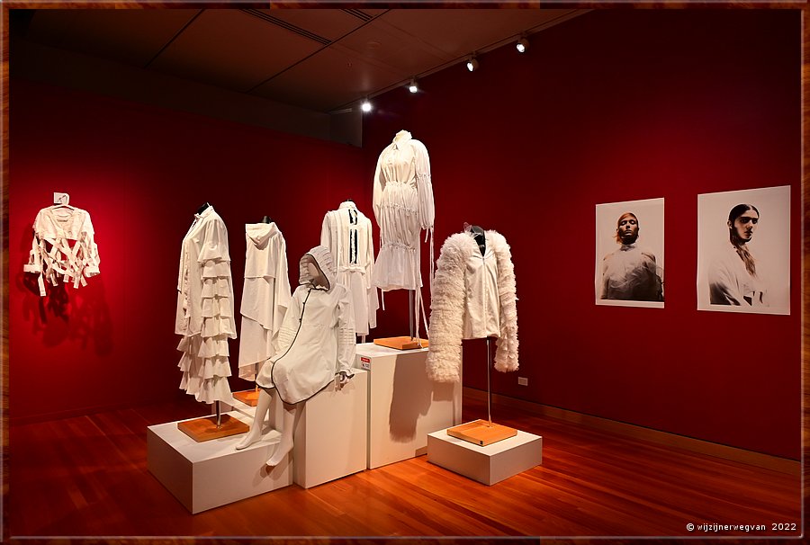 

Canberra - Canberra Museum And Gallery (CMAG)
'White out', Canberra Institute of Technologie - Fashion School
Gemaakt van hergebruikt textiel. Elk uur wordt in Australi 36 ton textiel weggegooid.
'Buy less. Choose well. Make it last.' Vivienne Westwood  -  33/69