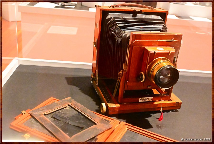 

Canberra - Canberra Museum And Gallery (CMAG)
Thornton-Pickard 'Imperial' 5x4 plate triple-extension and plate cartridge (1904)
Een van de eerste camera's die buiten de studio kon worden gebruikt  -  37/69