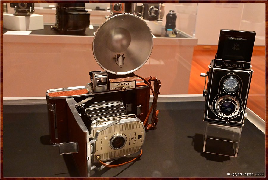 

Canberra - Canberra Museum And Gallery (CMAG)
Polaroid Land Model 95A camera (1954) // Flexaret  (1946-1970)  -  38/69