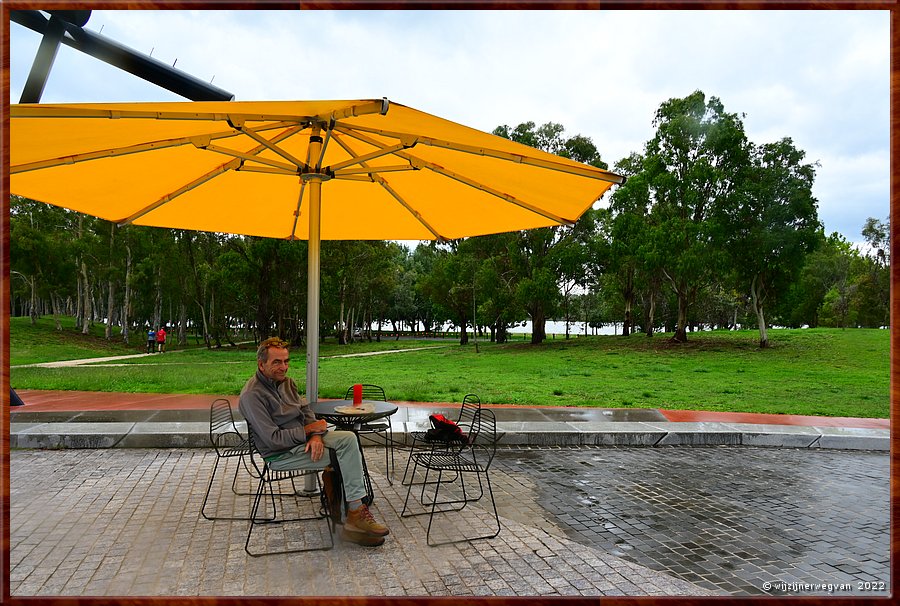 

Canberra - National Museum of Australia
We enjoy our coffee, 
even in the pouring rain...  -  14/21