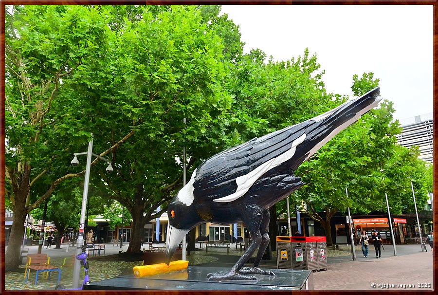 

Canberra
Garema Place
'Big Swoop', Yanni Pounartzis (2022)
De zwartrugfluitvogel is een ekster. 
'Enkel eksters. Niet klimmen', vermeldt een bordje.  -  21/21