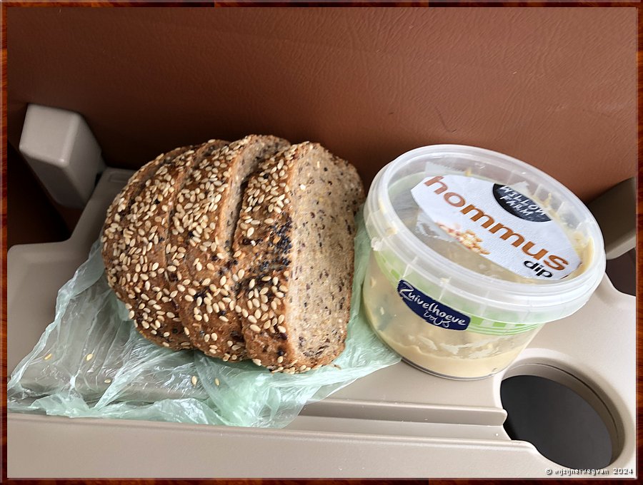 

Canberra > Sydney
Onderweg in de bus een kleine lunch van meergranenbrood met houmous, 
plus koffie natuurlijk!  -  10/22