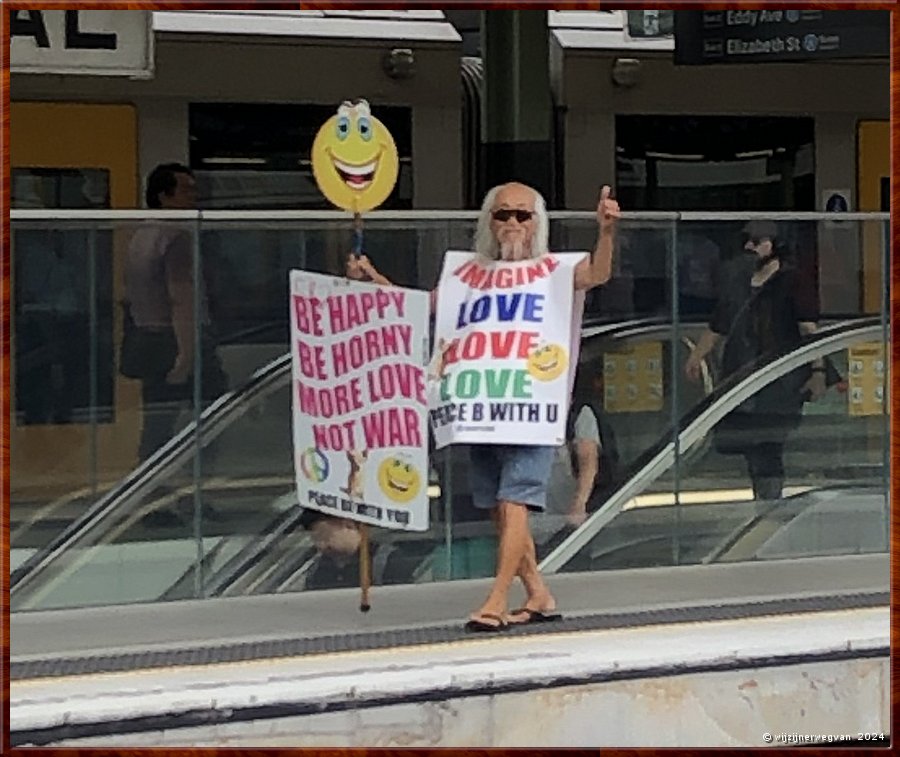 

Sydney
Centraal Station
'Peace be with U'  -  15/22