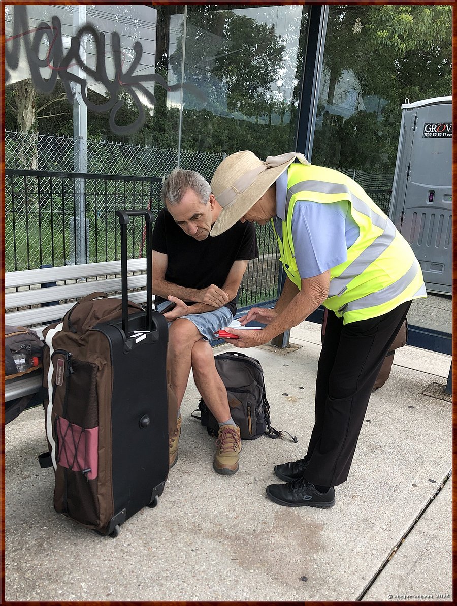 

Sydney
Berala Station
De 'Bus Marshall' weet raad - welke bussen / treinen kunnen we het beste nemen?  -  1/25