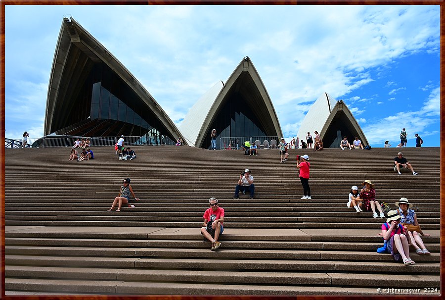 

Sydney, Opera House
We luisteren even op de trappen voor het Opera House  -  6/26