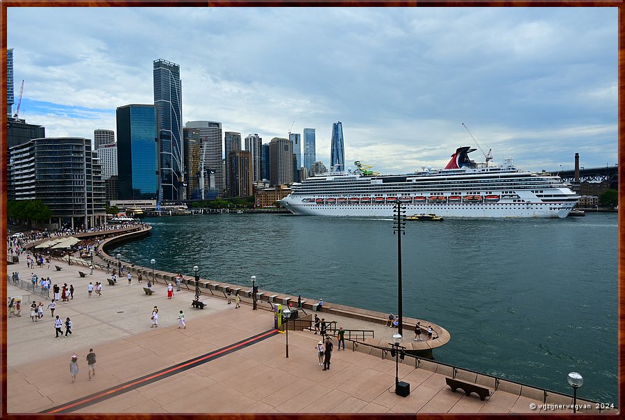 

Sydney, Opera House
De cruiseschepen, hier de Carnival Splendor, meren aan tussen Harbour Bridge en het Opera House  -  12/26