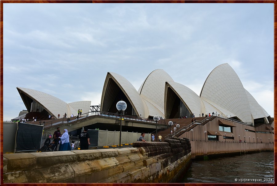 

Sydney, Opera House
Vanaf de Man O'War Steps
Deze steiger is opgedragen aan alle Britse en Australische militairen 
die gedurene 150 jaar vanaf deze kade ter oorlog voeren  -  20/26