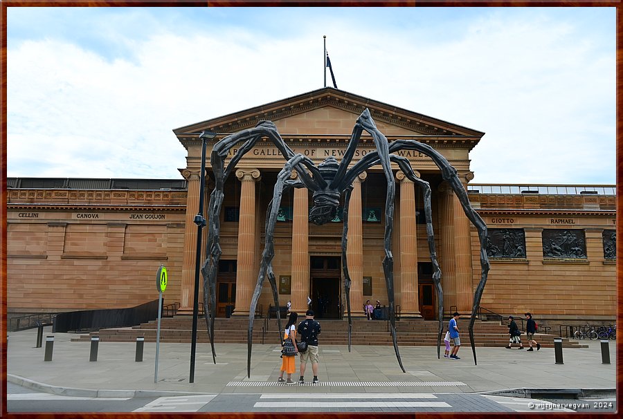 

Sydney, Art Gallery of New South Wales
'Maman', Louise Bourgeois (1999)
Dit kunstwerk zagen we al eerder , het  bevindt  zich voor het Guggenheim museum  in Bilbao, Spanje  -  3/70