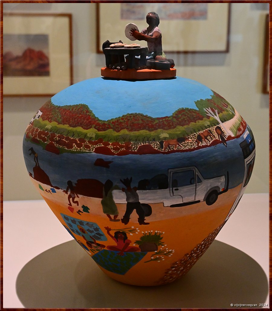 

Sydney, Art Gallery of New South Wales
'Kwatja (water) in the Finke River', Rona Panangka Rubintja (2019)
Elke terracotta pot vertelt een verhaal  -  8/70