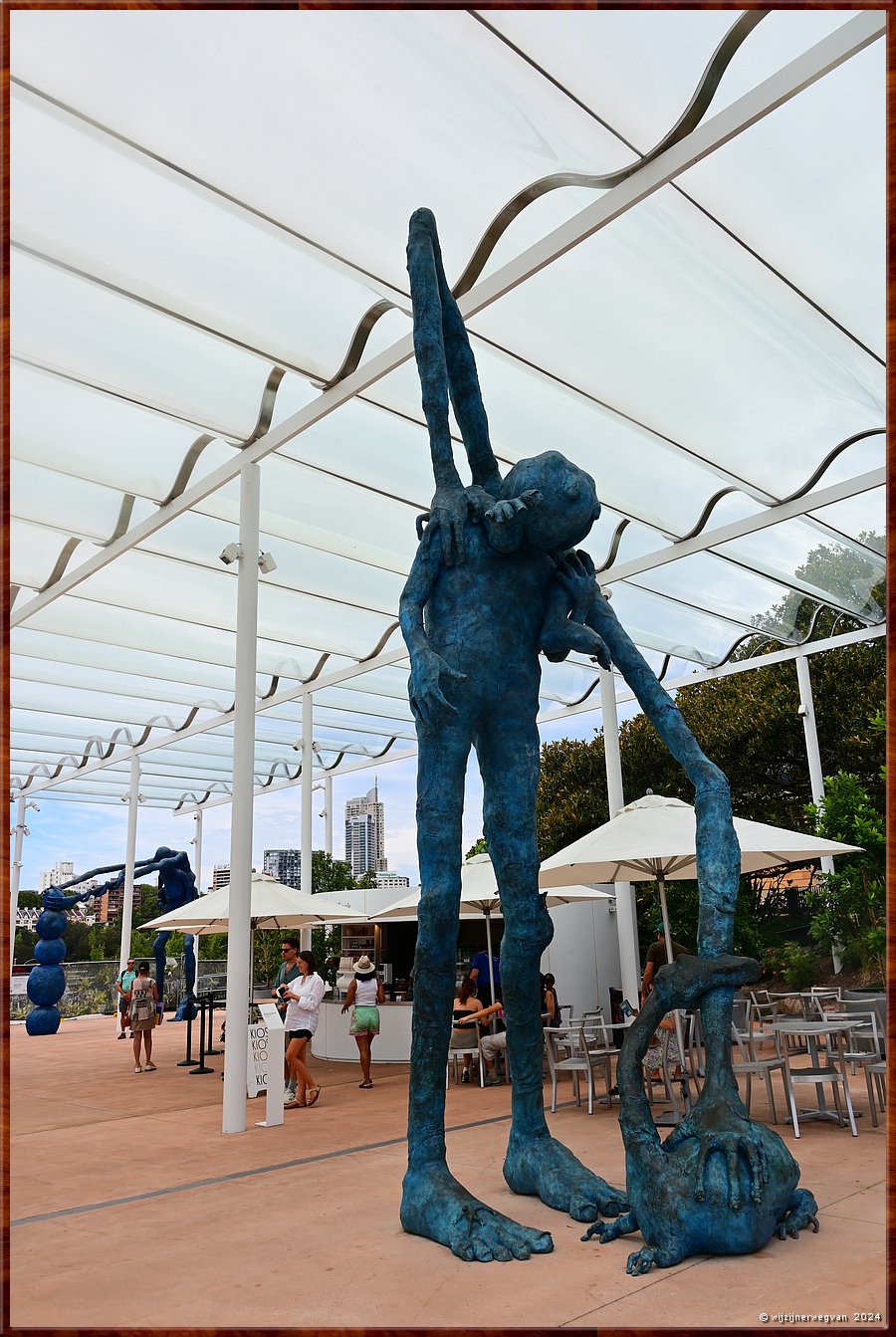 

Sydney, Art Gallery of New South Wales
'Here Comes Everybody', Francis Upritchard (2022) -
drie bronzen figuren, speicaal vervaardigd voor de Welcome Plaza, de ingang van de nieuwe museumvleugel  -  24/70