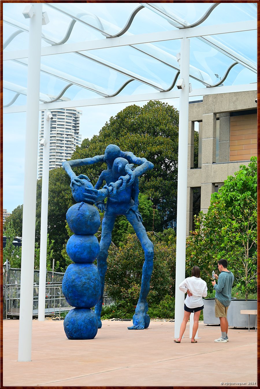 

Sydney, Art Gallery of New South Wales
'Here Comes Everybody', Francis Upritchard (2022) - 
Niemand weet waar deze vriendelijke reuzen vandaan komen. Misschien uit het verleden, misschien uit de toekomst.  -  25/70