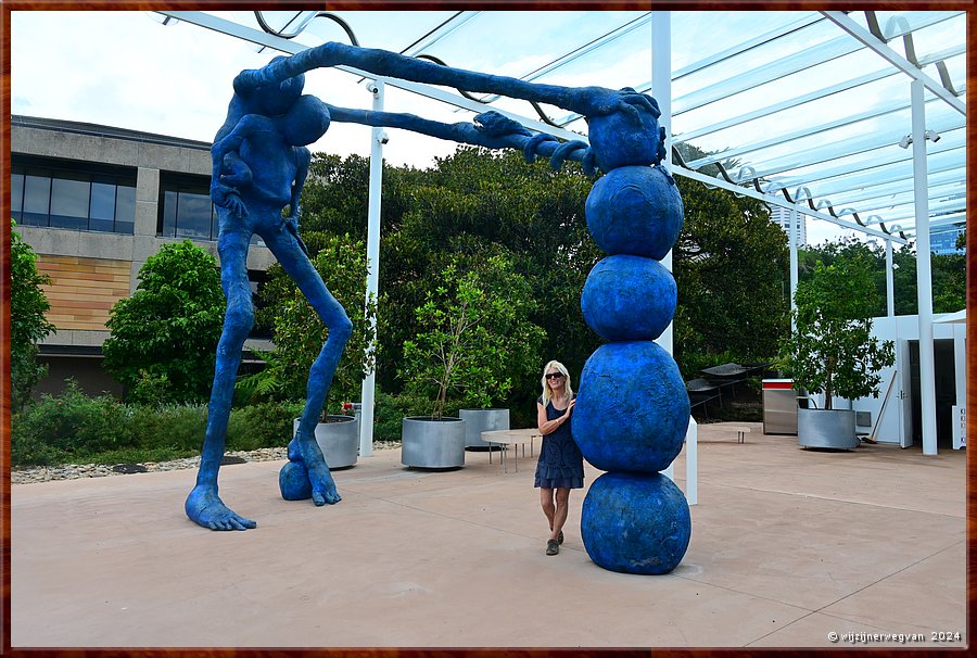 

Sydney, Art Gallery of New South Wales
'Here Comes Everybody', Francis Upritchard (2022) - 
Ze hebben lange armen of lange benen. Het is een wereld waarin samenwerking essentieel is.  -  26/70