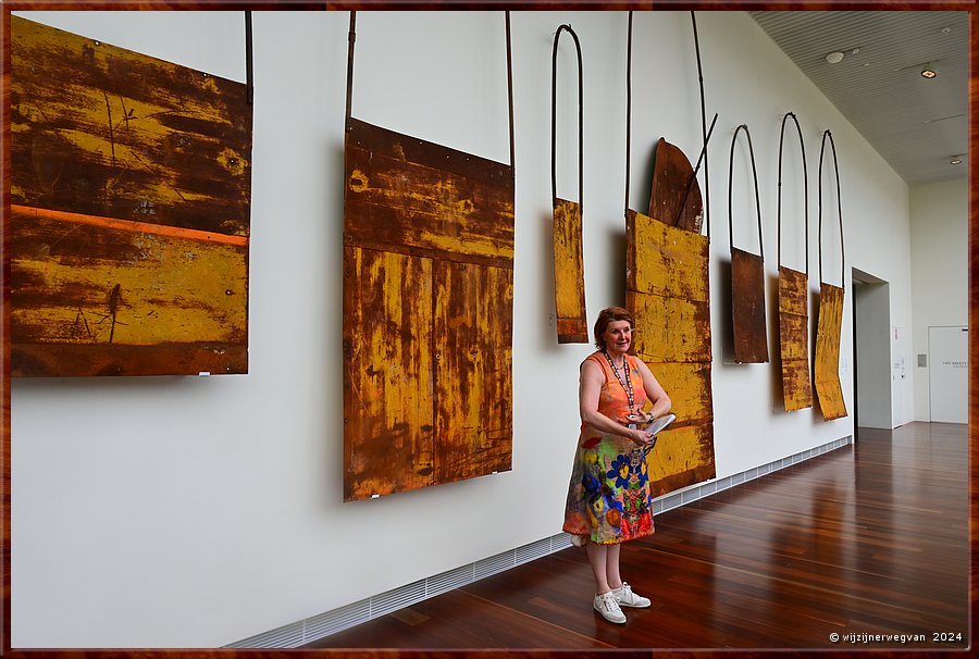 

Sydney, Art Gallery of New South Wales
'Narrbong-galang (many bags)', Lorraine Connelly-Northey (2022)
Gemaakt van in de wildernis gevonden materialen.
Met onze gids Carolyn op de voorgrond.  -  29/70