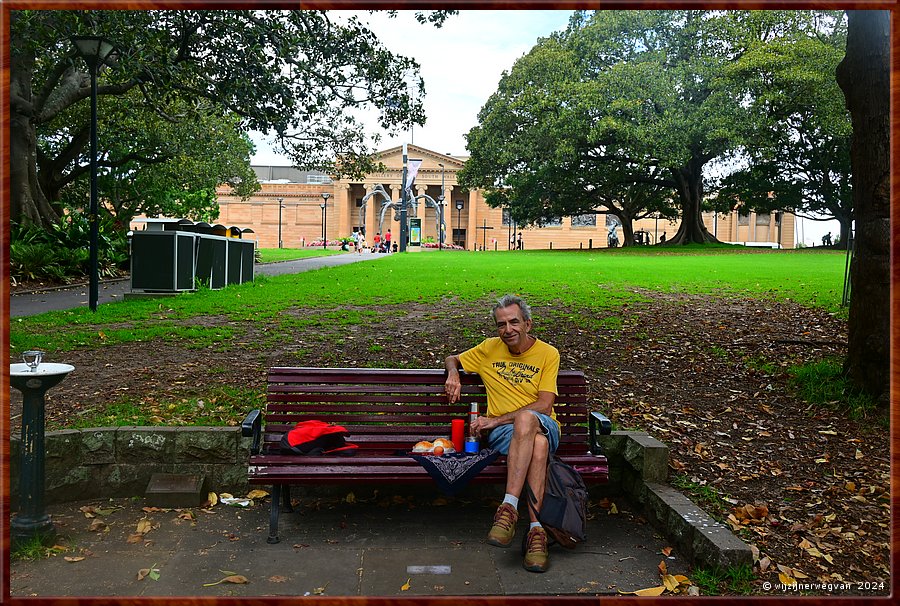 

Sydney
The Domain, Phillip Precinct park
Op de achtergrond 'Maman' van Louise Bourgeois en de Art Gallery of New South Wales  -  33/70