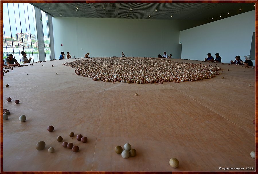 

Sydney, Art Gallery of New South Wales
'Archive of mind', Kimsooja (2023-4)
Participatiekunst - klei je eigen ballen  -  34/70