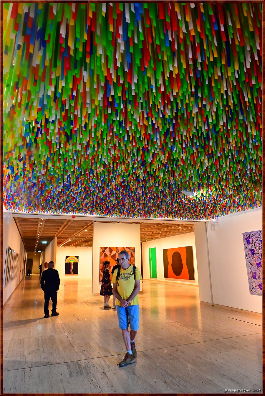 

Sydney, Art Gallery of New South Wales
'Rally', Nike Savvas (2014)
40.000 plastic penseelstreken op een plafond  -  62/70