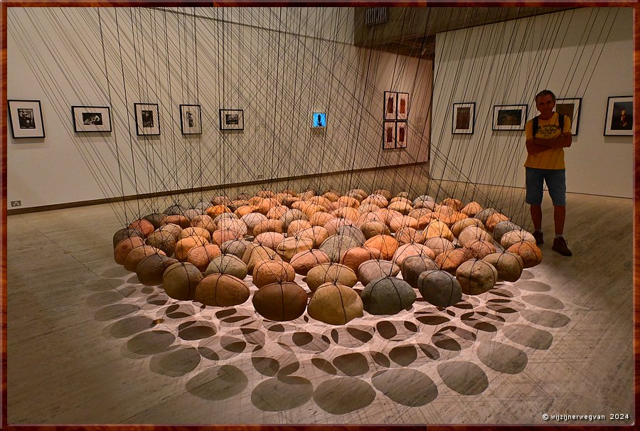 

Sydney, Art Gallery of New South Wales
'Suspended stone circle II', Ken Unsworth (1974-77/1988)
... en ze gebruiken allemaal de drie dezelfde bevestigingspunten  -  64/70