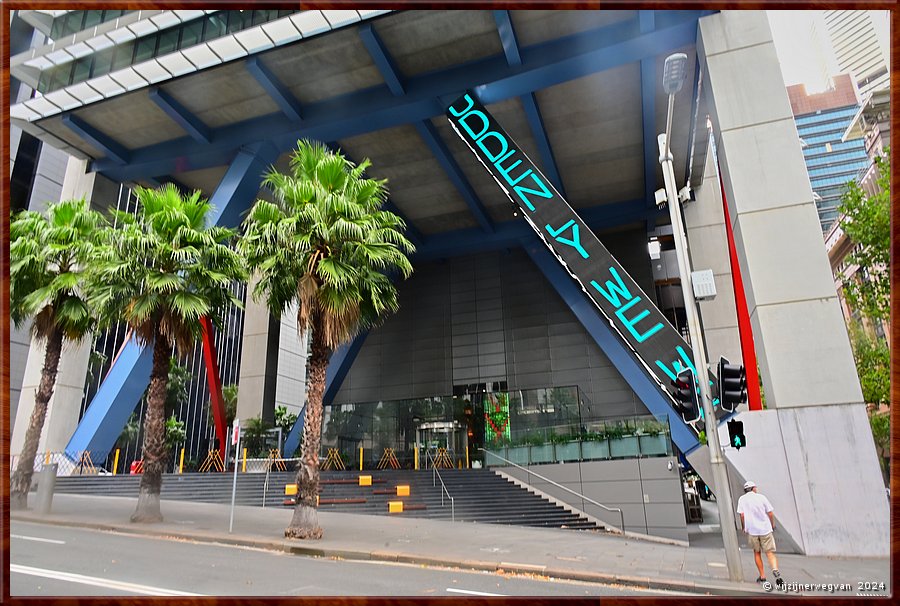 

Sydney, Chifley Square
I stay, Jenny Holzer (2014)
Gedichten doorlopend geprojecteerd  over acht stalen kolommen  -  66/70