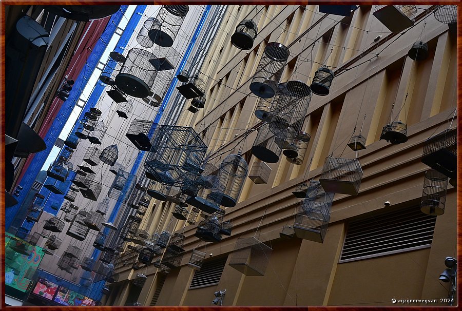 

Sydney, Angel Place
'Forgotten songs', Michael Thomas Hill (2009)
Afhankelijk van waar je staat en hoe laat het is, wordt de zang van een vogel weergegeven vanuit n van de kooien.  -  69/70