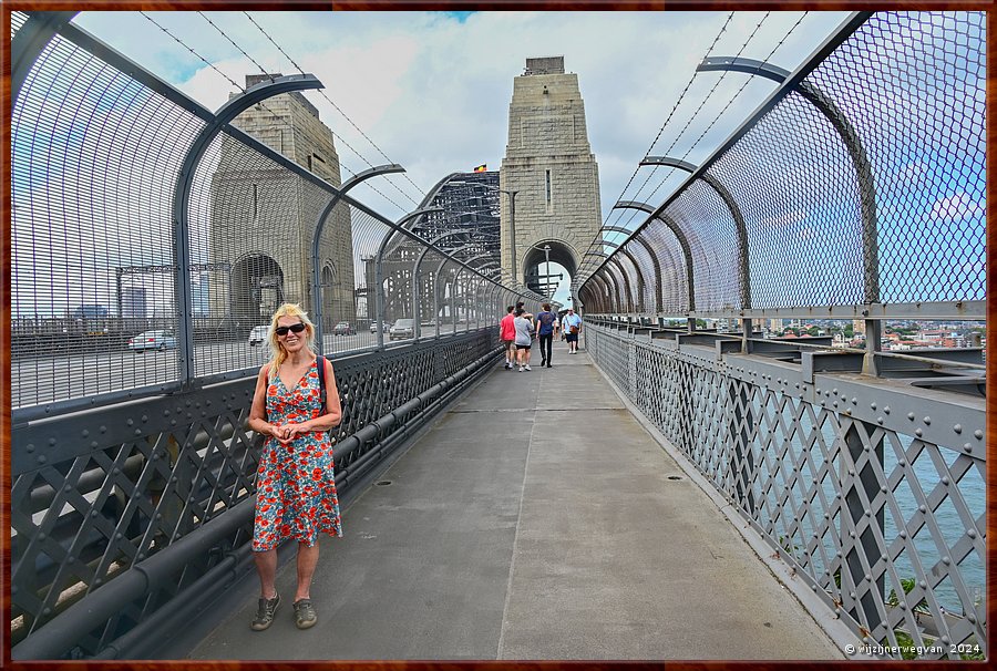 

Sydney 
Harbour Bridge Walk
De 4 pylonen .van de brug steken 97 meter boven het water uit 
Deze betonnen pilaren zijn bekleed met 18.000 m3 graniet.  -  8/49