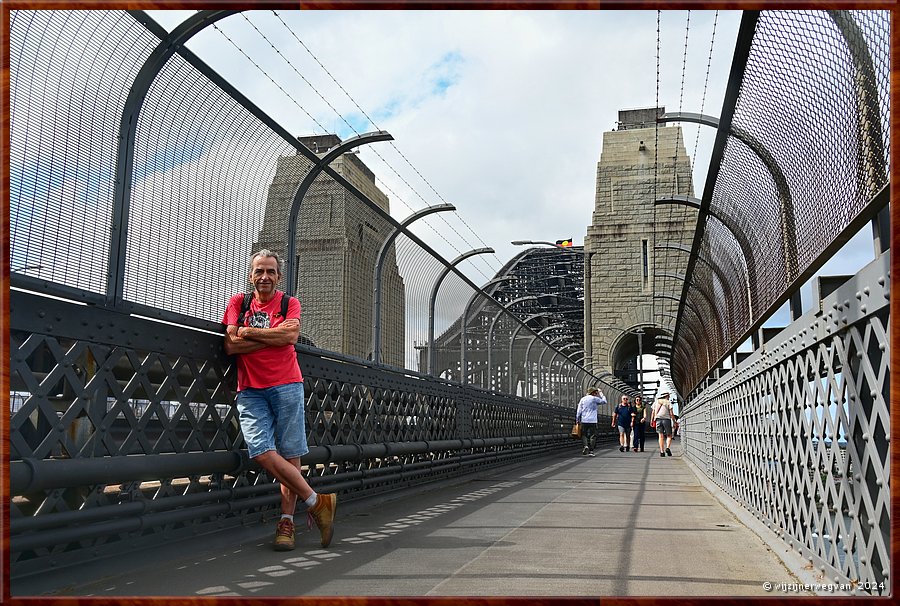 

Sydney 
Harbour Bridge Walk
Het stuk boven de brug heeft voor de constructie geen enkele functie.
Ze werden uit esthetische overwegingen toegevoegd  -  9/49