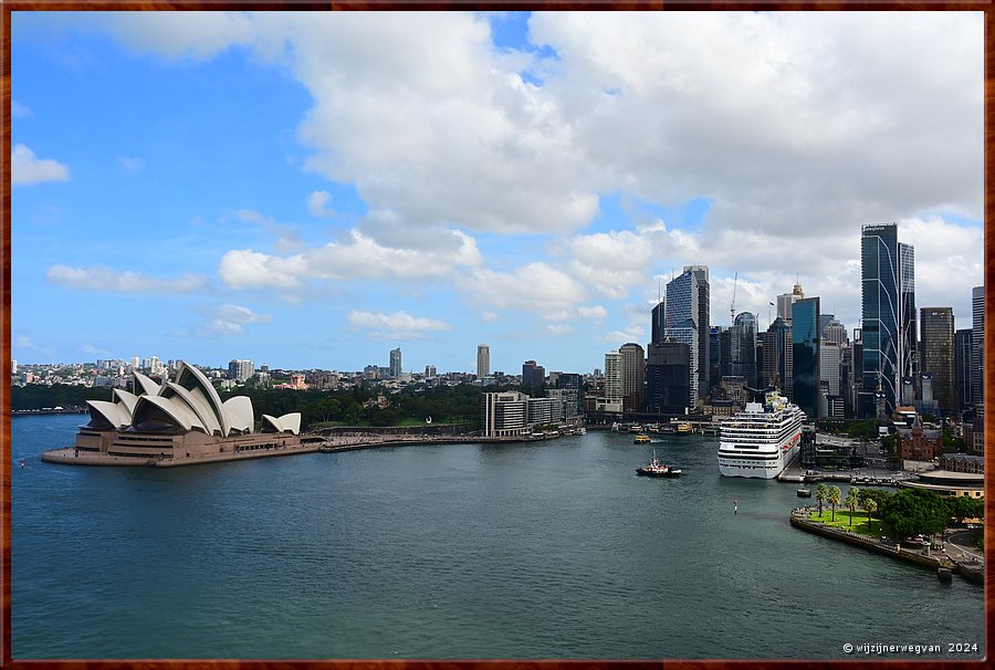 

Sydney 
Harbour Bridge Walk
Sydney Harbour en een stukje van de skyline van Sydney  -  13/49