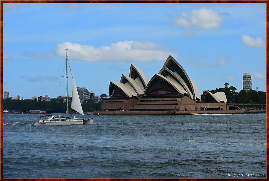 

Sydney
Een fraaie catamaran passeert het Opera House  -  17/49