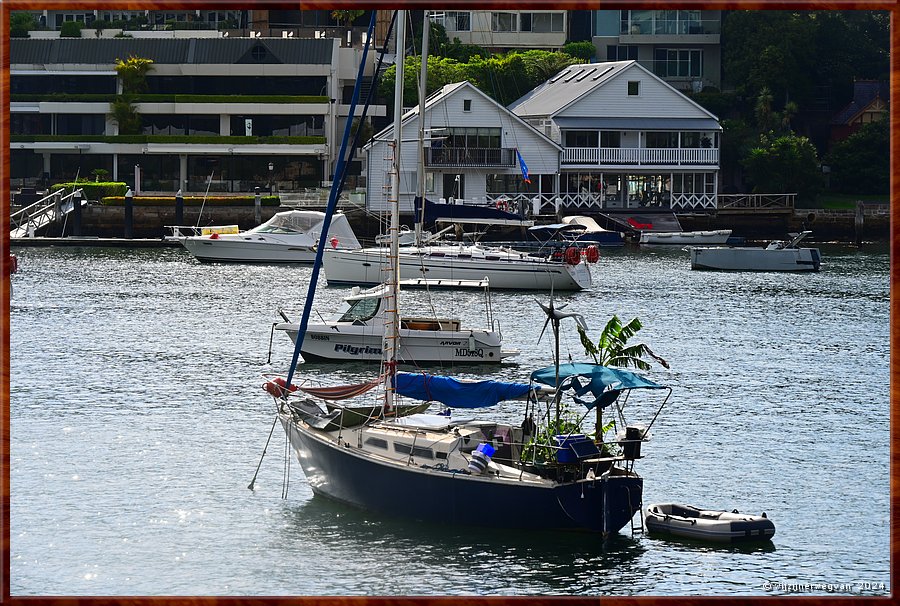 

Sydney Harbour
Tuin aan boord. Heerlijk, zo'n verse kokosnoot aan het roer.  -  23/49