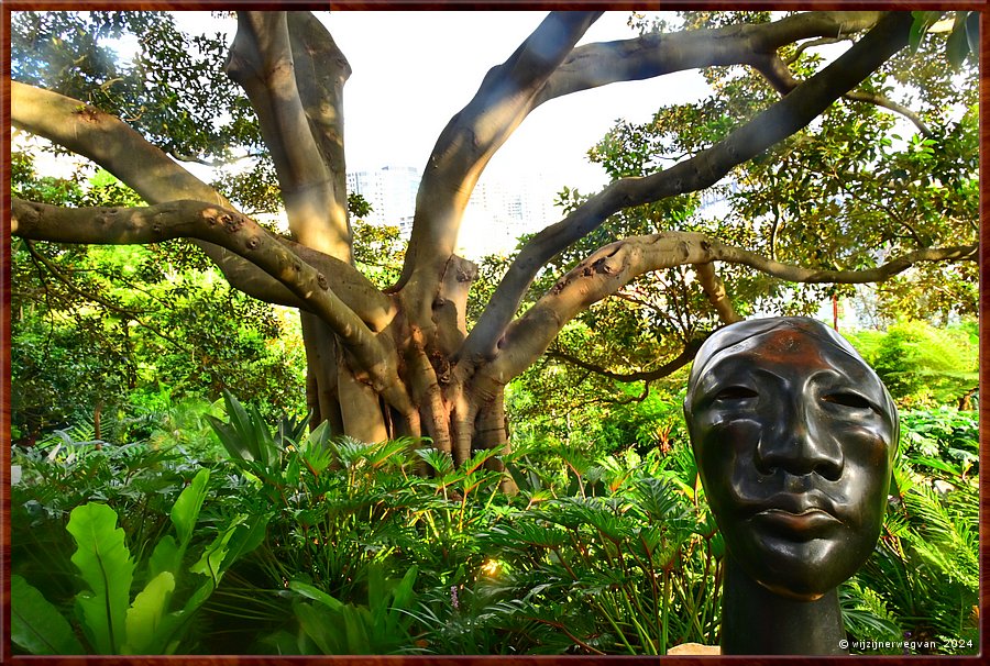 

Sydney, Wendy's Secret Garden
'Head', Joel Elenberg (1970)  -  35/49