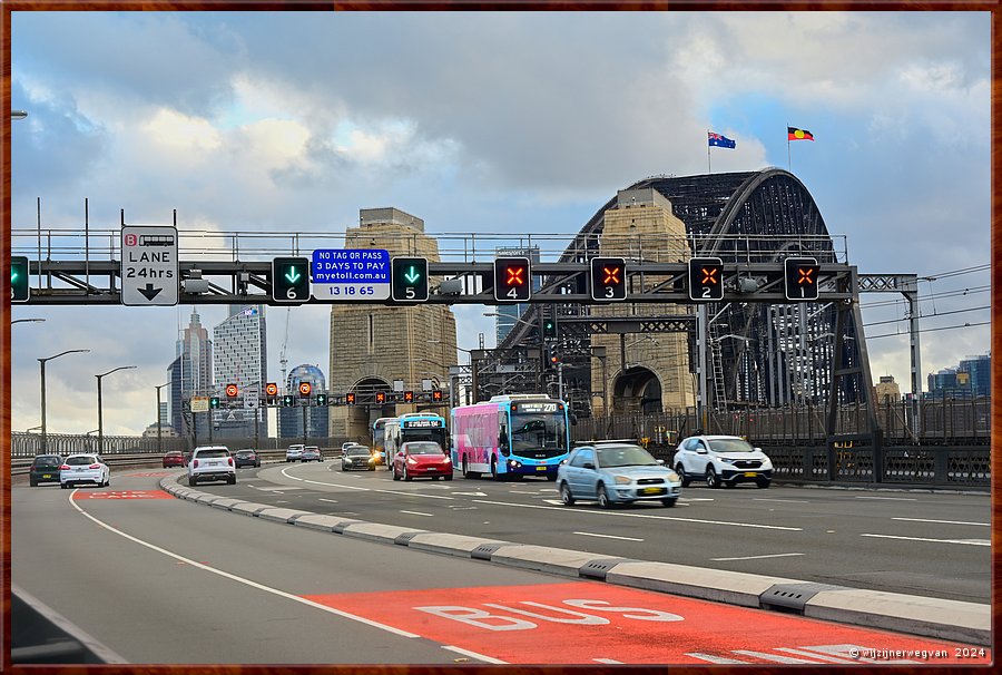 

Sydney, Harbour Bridge
Harbour Bridge Walk
Zeven rijstroken, twee treinsporen, een fietspad en een voetgangerspad lopen parallel over de brug  -  46/49