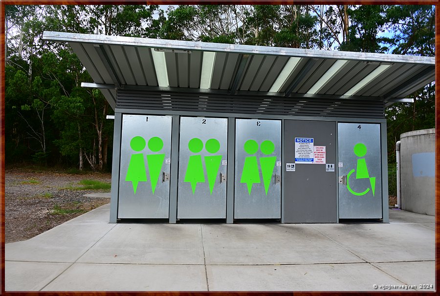 

Camper Queeste - Opvallend sanitair onderweg bij een rest area  -  10/13