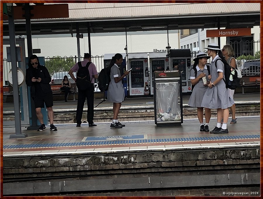 

Transfer van St Ives naar Niagara Park
Hornsby station
De lessen zijn inmiddels weer begonnen en 
veel scholen in Australi hebben uniformen!  -  4/8