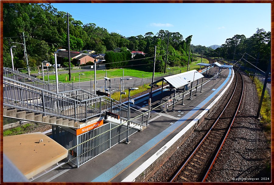 

Niagara Park
Het treinstation van Niagara Park met als onderscheidende eigenschap: 
1.400 meter verderop aan hetzelfde spoor, ligt station Lisarow. 1.400 meter!  -  1/7