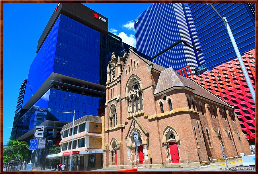 

Sydney, Parrramatta
De Leigh Memorial Church leunt tegen een woud van kantoorreuzen  -  1/12