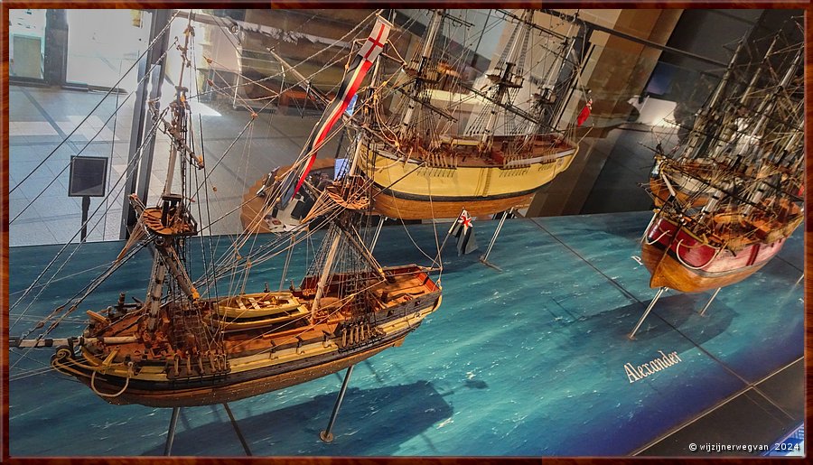 

Sydney 
Museum of Sydney
'The First Fleet'

De meeste van de 1500 passagiers overleefden de reis van ruim 8 maanden;  47 overlijden. De bannelingen komen uit heel Engeland, ongeveer de helft uit London. De  gepleegde misdaden hadden het meestal voorzien op eigendommrn en niet op mensen.  -  19/53