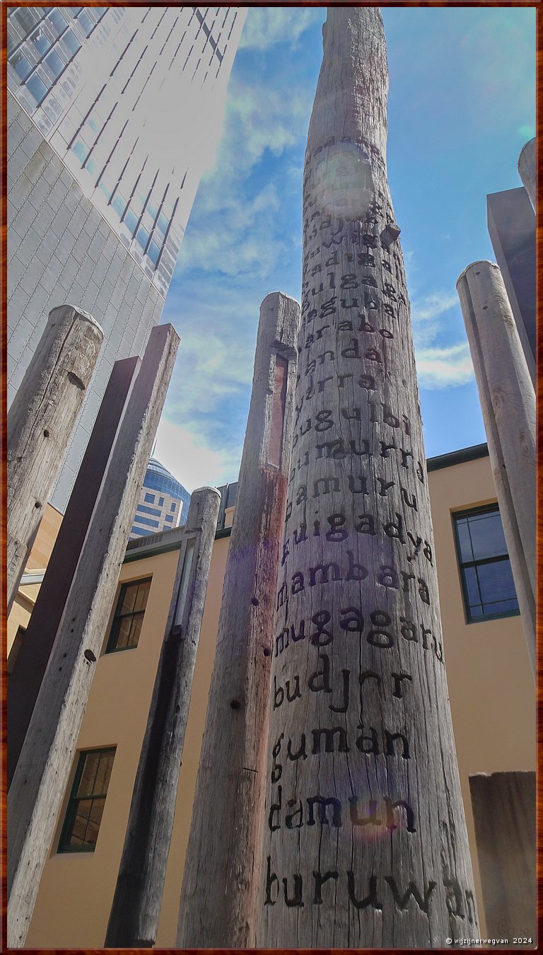 

Sydney
Museum of Sydney
'Edge of the trees', Janet Laurence & Fiona Foley (1995)

Een woud van verticale pilaren symboliseert de interactie tussen Aboriginals en niet-Aboriginals op deze plek, waar een eerste contact was.  -  22/53