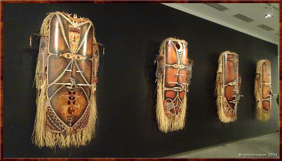 

Sydney
Museum of Contemporary Art Australia
'Mawa I, Mawa II, Mawa IV, Mawa V' (2010)

Maskers om te communcieren met de wereld van de geesten  -  33/53