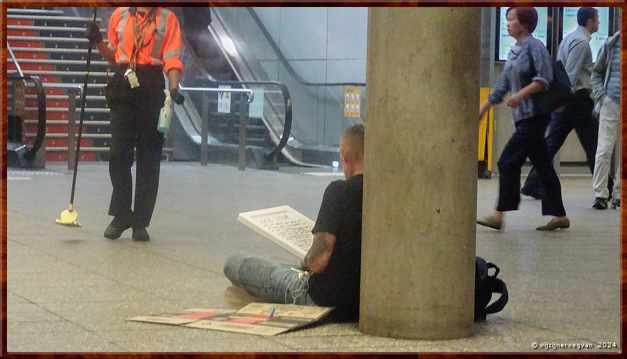 

Sydney
Parramatta treinstation
Ook hier leven er mensen op straat  -  2/30