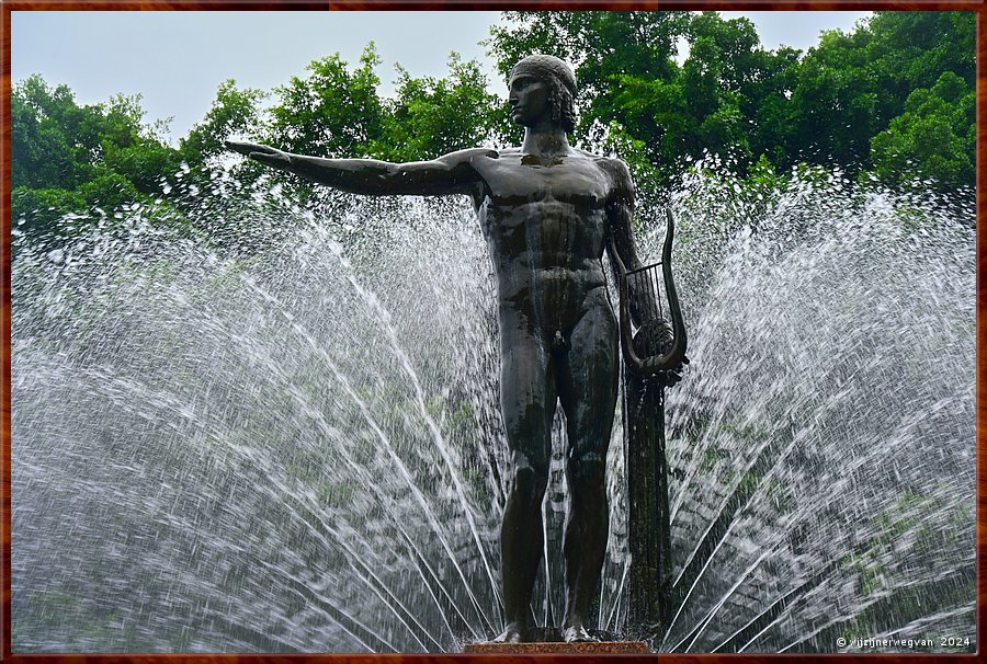 

Sydney, Hyde Park
Archibald Memorial Fountain
Apollo, in zijn hand, de lier  -  22/30