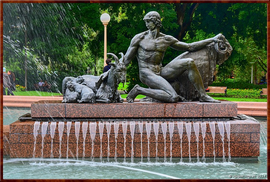 

Sydney, Hyde Park
Archibald Memorial Fountain
Pan staat symbool voor de goede dingen der aarde  -  23/30