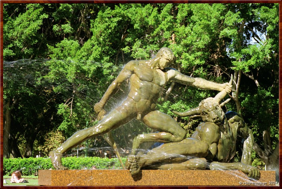 

Sydney
Foto uit 1990, tijdens ons eerste bezoek
Archibald Memoral Fountain
Theseus en de Minotaurus  -  26/30