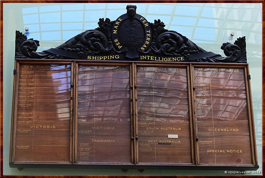 

Sydney
General Post Office
De post werd aangevoerd per postkoets, en als er geen wegen waren per stoomboot. Dit informatiebord gaf aan welke schepen onderweg waren.  -  8/71