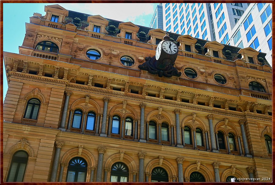 

Sydney, General Post Office
De gevelklok 'Little Brother' moest aan drie zijden afleesbaar zijn, 
niemand had een horloge  -  10/71