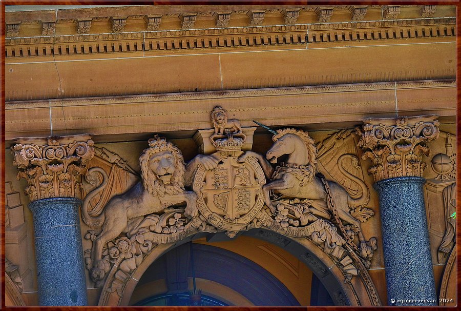 

Sydney, General Post Office
De galerijen zijn versierd met gevelbeelden. 
De leeuw staat symbool voor Engeland, de eenhoorn symbool voor Schotland  -  11/71