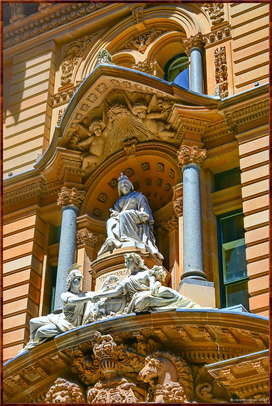 

Sydney
General Post Office
Queen Victoria troont boven de hoofdingang  -  12/71