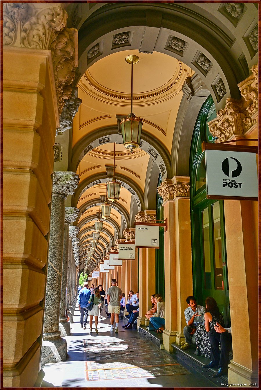 

Sydney
General Post Office
Nog altijd verzamelen mensen zich rondom het postkantoor, 
velen nuttigen hier hun dageljkse lunch  -  16/71