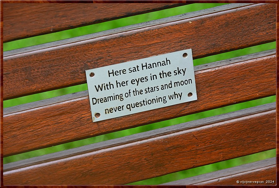 

Wollongong, Flagstaff Hill
'Hannah and Clive' bankje

Here sat Hannah with her eyes in the sky
Dreaming oif the stars and moon, never questioning why  -  3/33